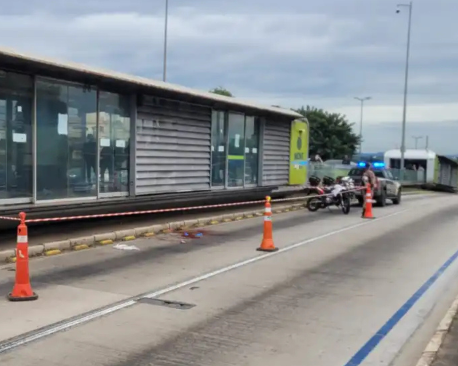 Homem é esfaqueado dentro de cabine do Move e jogado na avenida Antônio Carlos